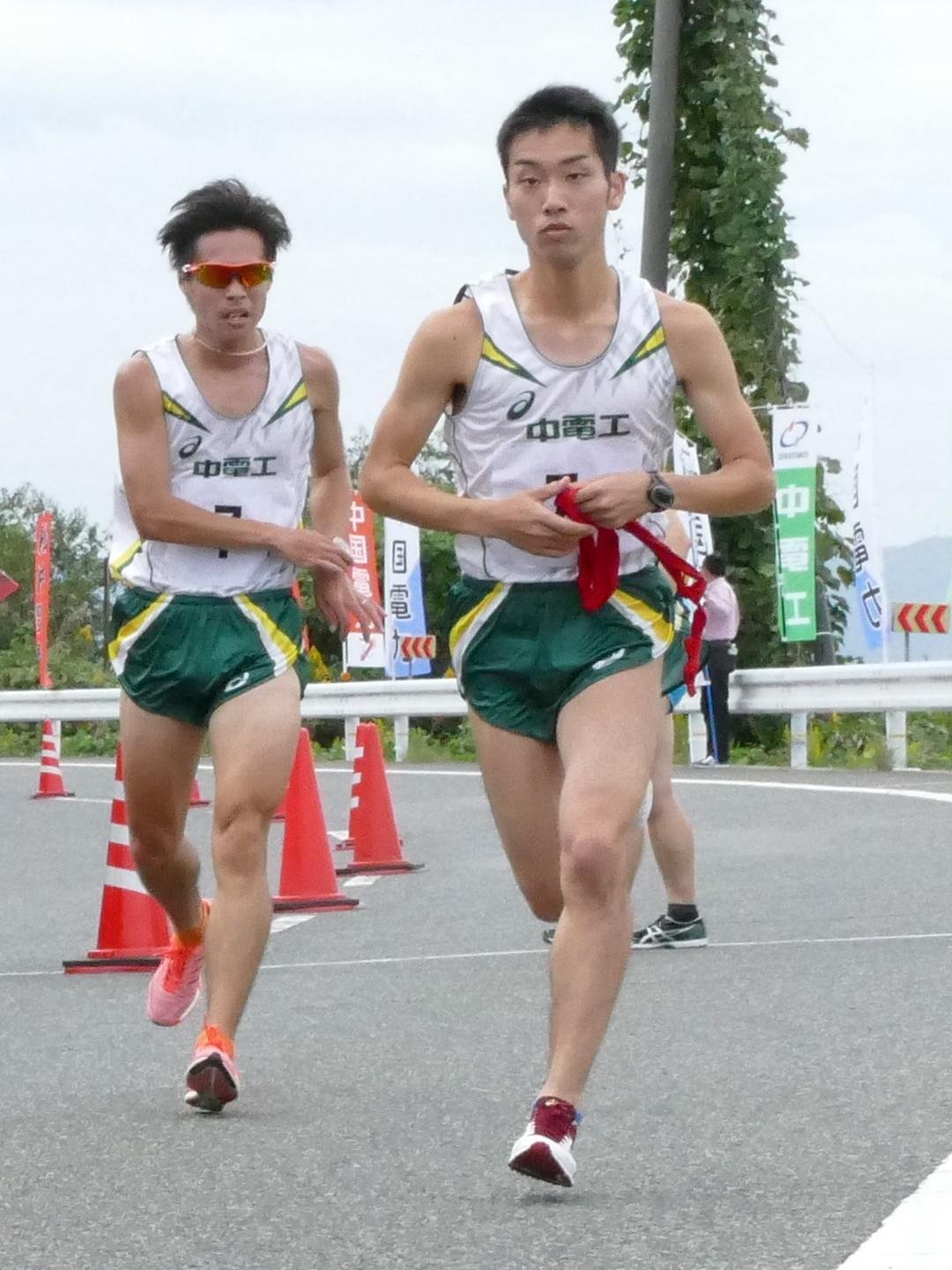 4区大﨑選手（左）と5区松尾選手