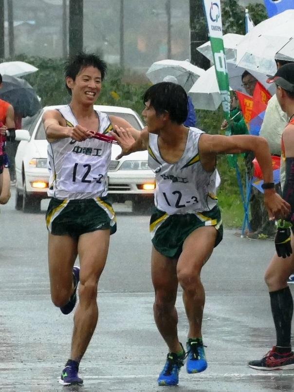 2区西岡選手（左）と3区二岡選手