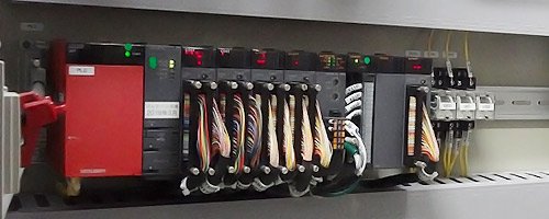 写真:PLC(盤内)